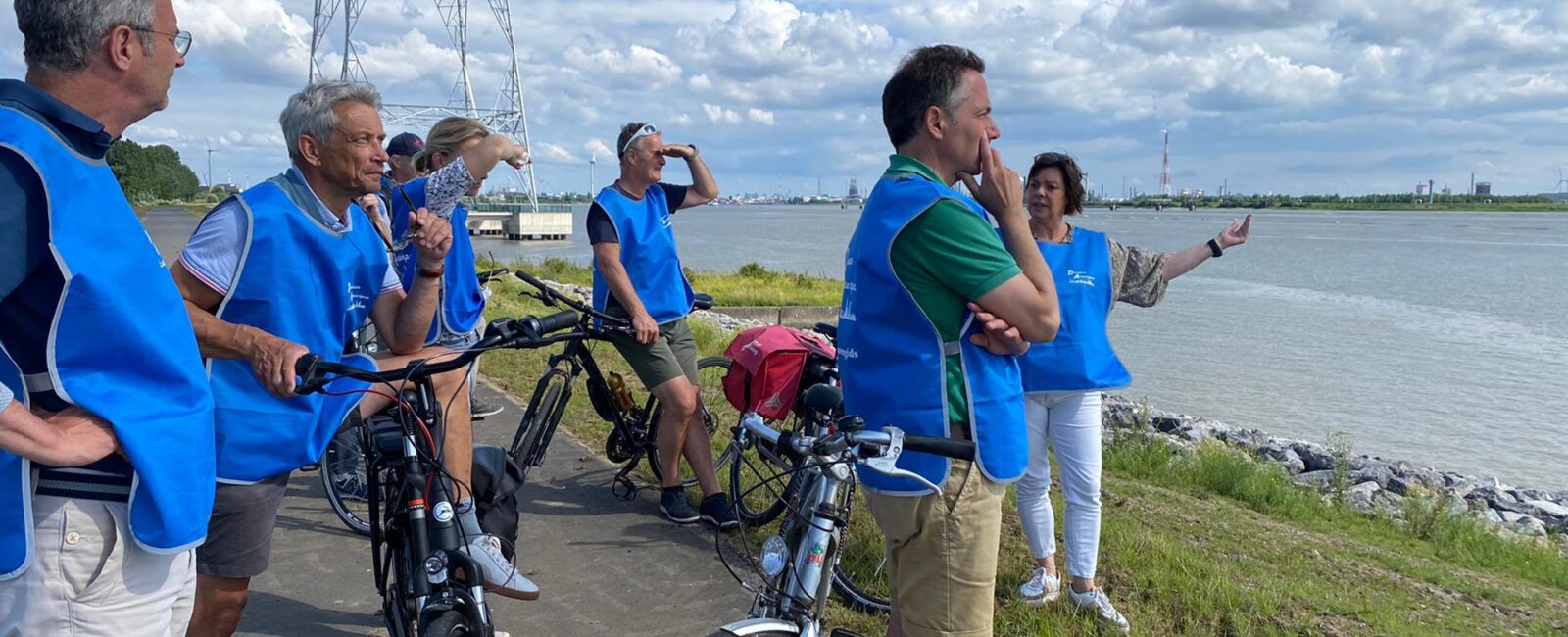Discover-Antwerpen Toeristen met blauwe fluohestjes staan naast hun fietsen