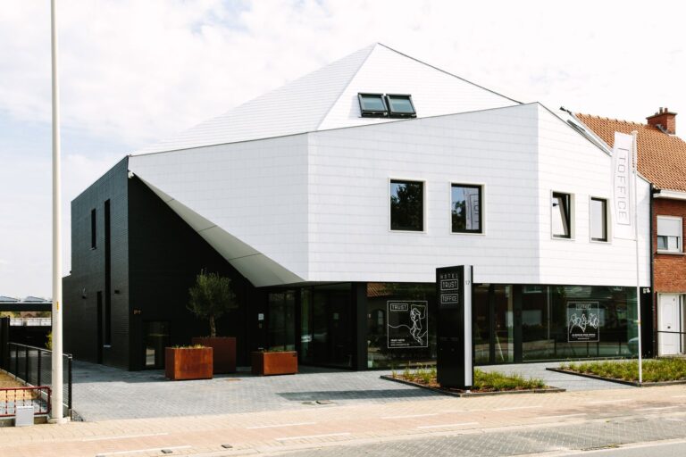 buitenaanzicht Trust Hotel, modern gebouw met witte voorgevel