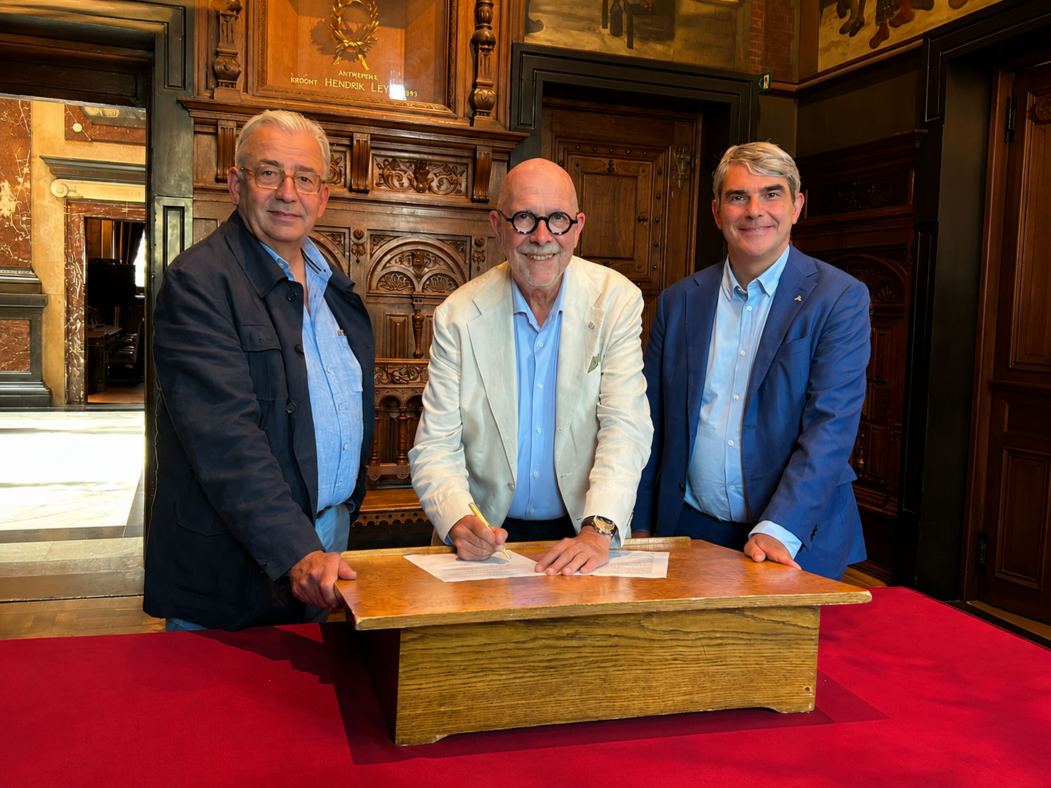 We zien de ondertekening door Luc Luwel, Luk Lemmens en Johan Klaps